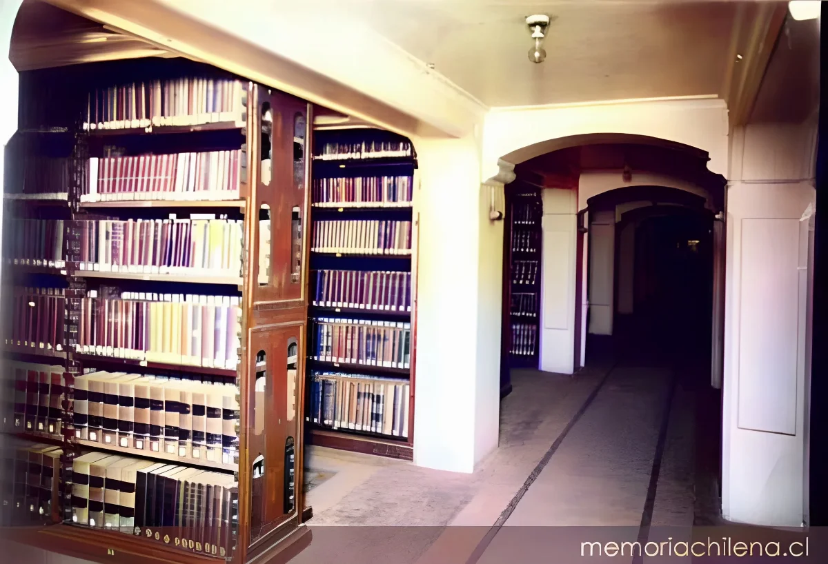 Almacén de libros de la Sala Norteamericana en la Biblioteca Nacional, hacia 1930 — 1930 | Chile de Ayer
