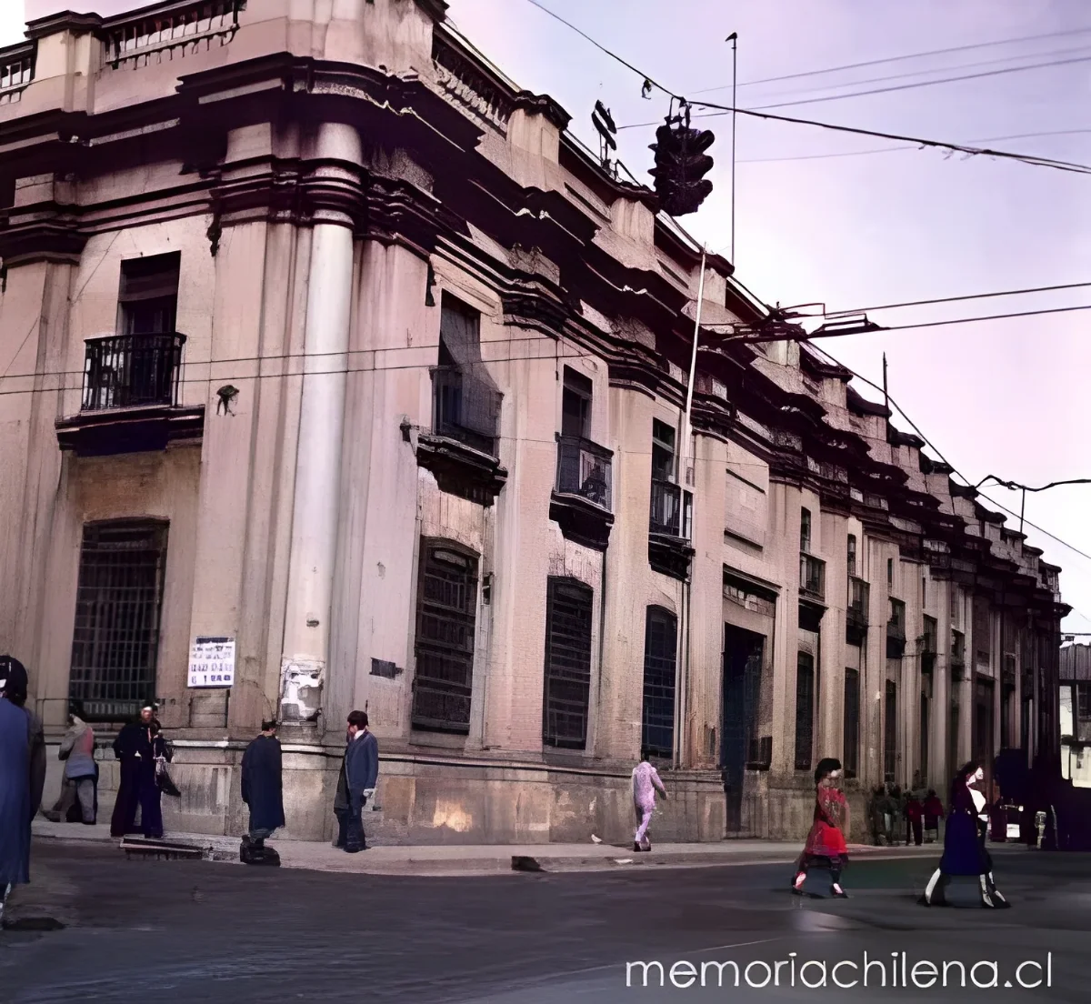 Edificio esquina sur oriente de las calles Compañía y Bandera, hacia 1900 — 1900 | Chile de Ayer