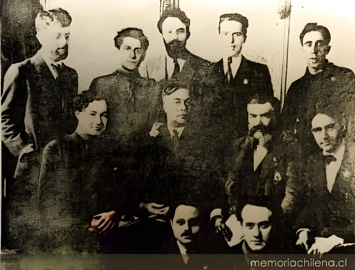 Luis Emilio Recabarren al centro rodeado de un grupo de personas, hacia 1900 — 1900 | Chile de Ayer