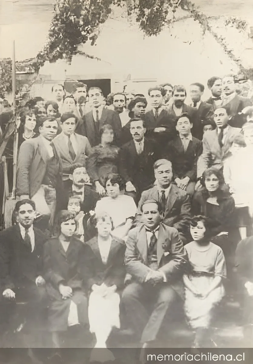 Luis Emilio Recabarren rodeado de un grupo de personas, hacia 1900 — 1900 | Chile de Ayer