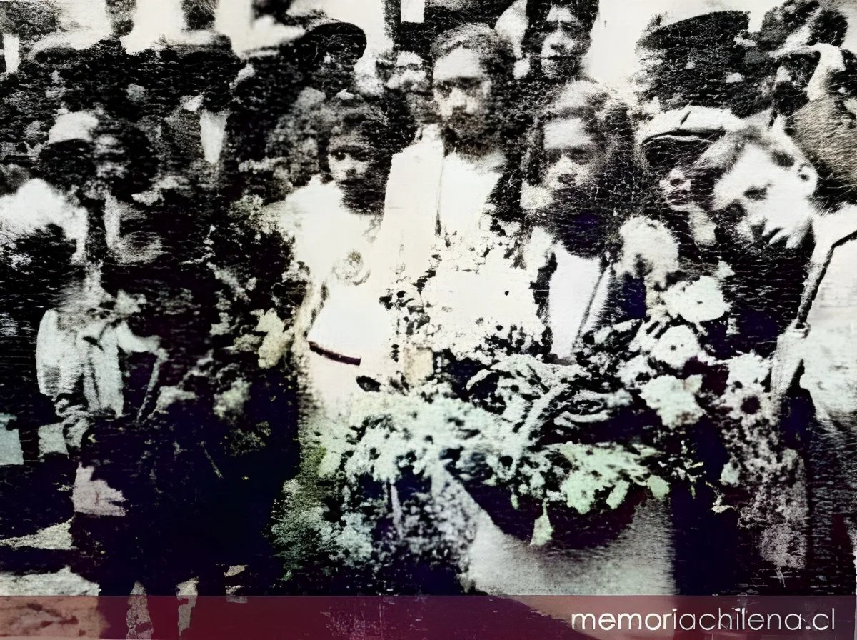 Ofrendas populares en el sepelio de Luis Emilio Recabarren, 1924 — 1924 | Chile de Ayer
