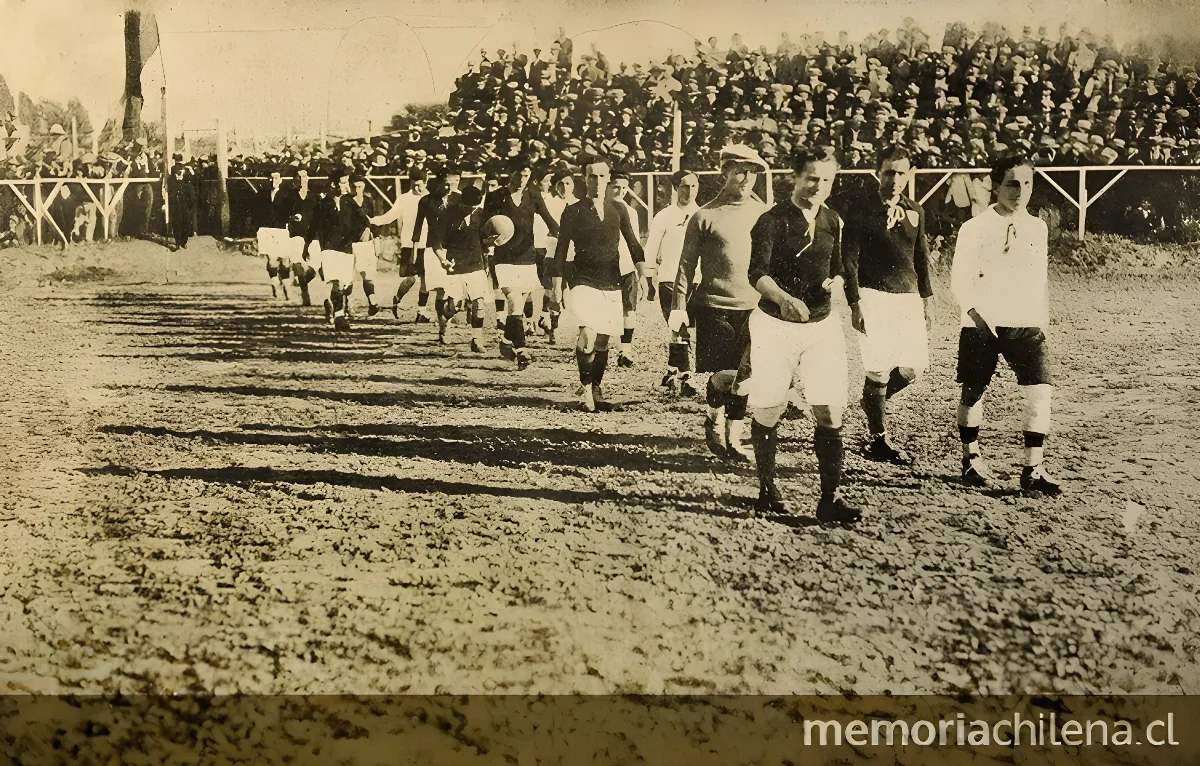 Colo-Colo y Unión Española entrando al campo de juego del Estadio Santa Laura, diciembre de 1925 — 1925 | Chile de Ayer