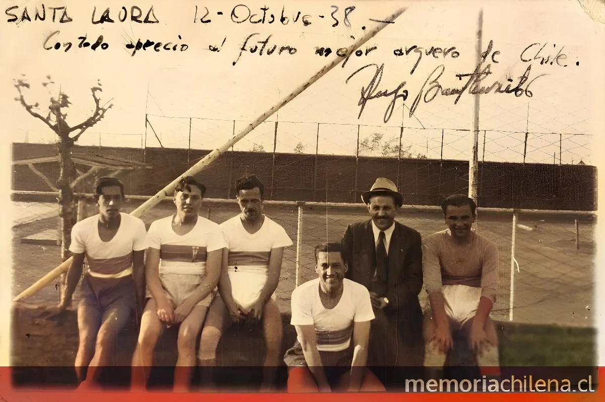 Sergio Livingstone antes de un partido de Universidad Católica, Estadio Santa Laura, 12 de octubre de 1938 — 1938 | Chile de Ayer