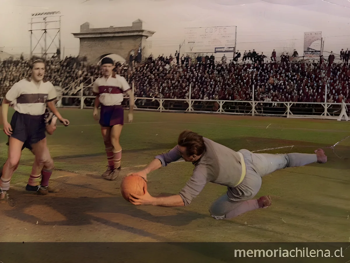 Sergio Livingstone atajando por Universidad Católica en el Estadio de Carabineros, c. 1940 — 1940 | Chile de Ayer