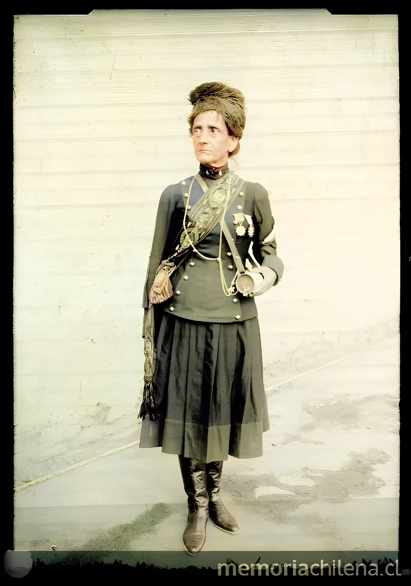 Cantinera Josefa Herrera condecorada — 1910 | Chile de Ayer