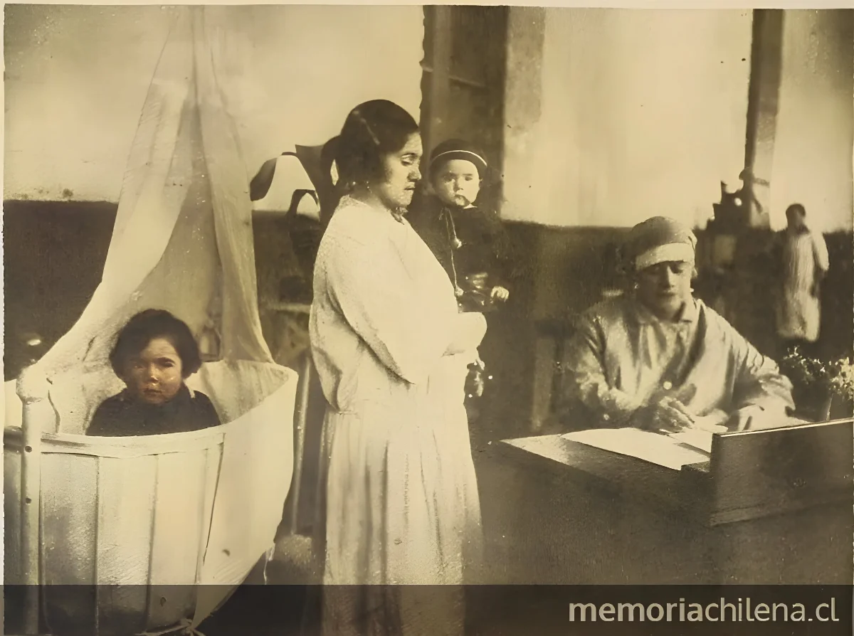 Visitadora recoge datos de una madre, 1928 — 1928 | Chile de Ayer