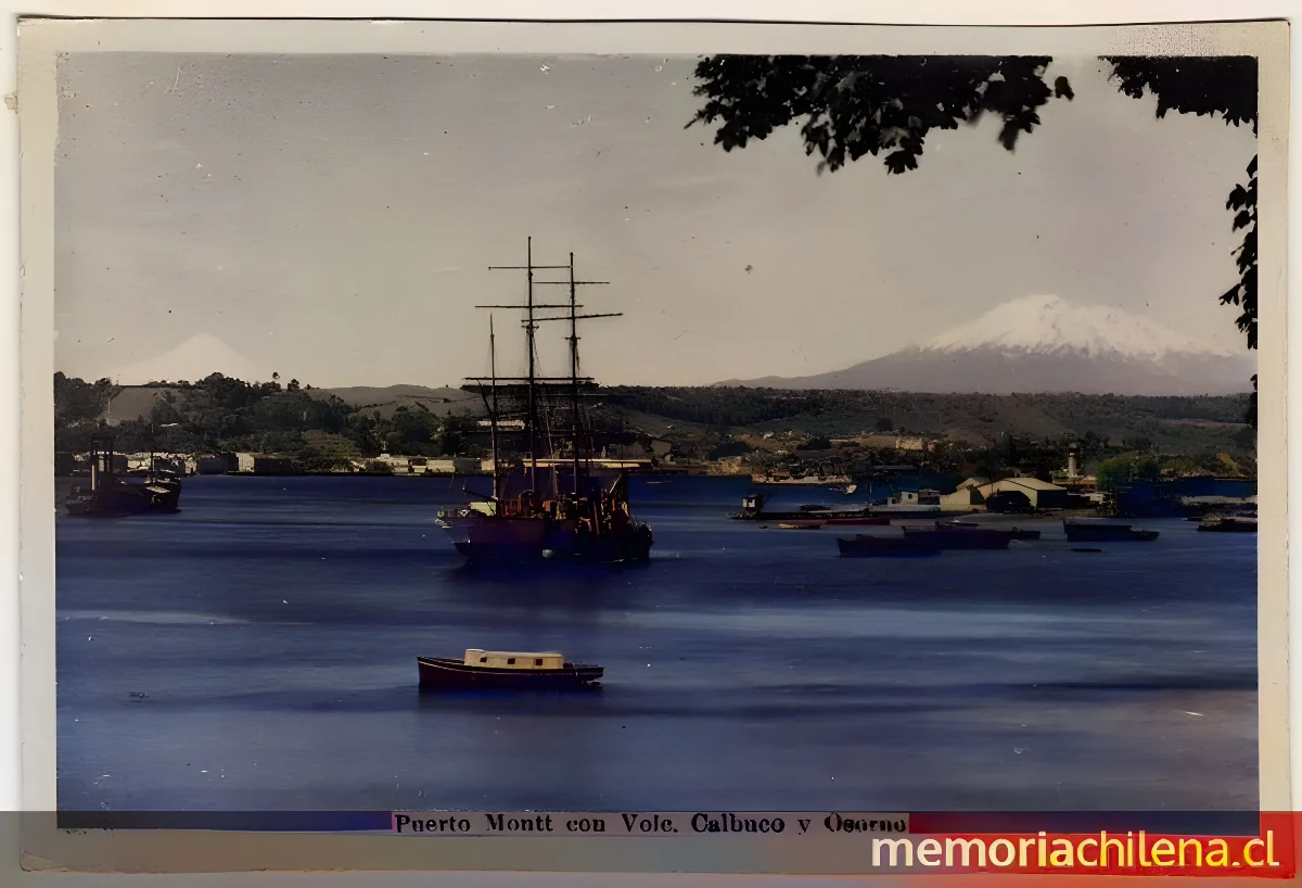 Vista de los volcanes Calbuco y Osorno desde Puerto Montt, 1920 — 1920 | Chile de Ayer