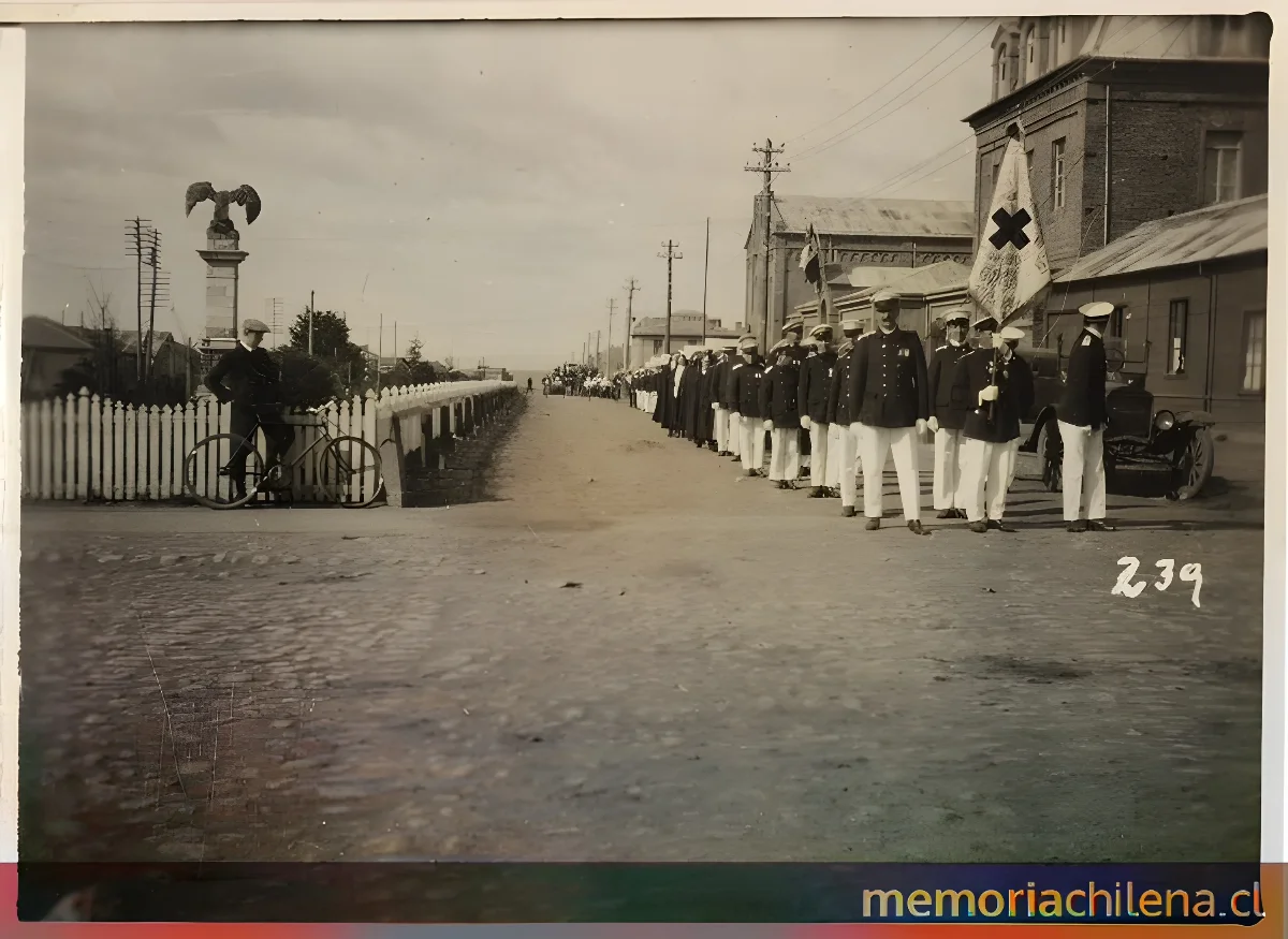 Desfile de la Cruz Roja en Punta Arenas, Chile, entre 1920 y 1940 — 1920 | Chile de Ayer