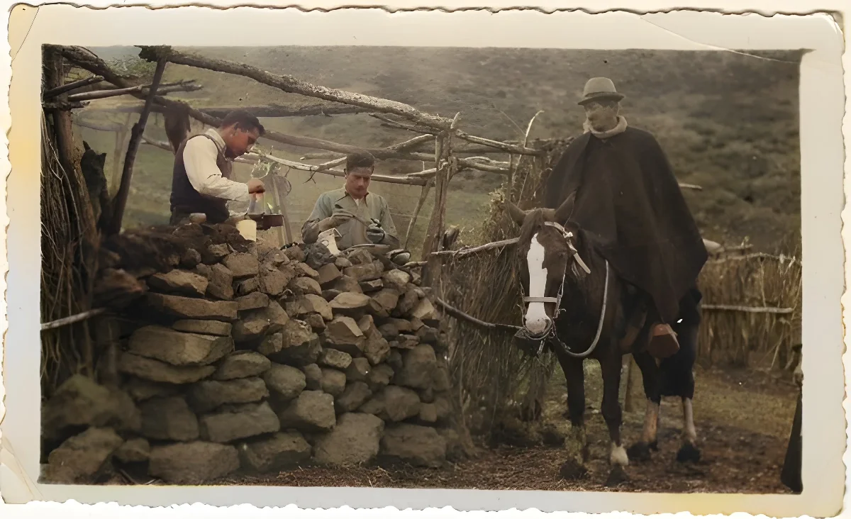 Hombre a caballo y dos personas de excursión en Lagunillas, 1947 — 1947 | Chile de Ayer