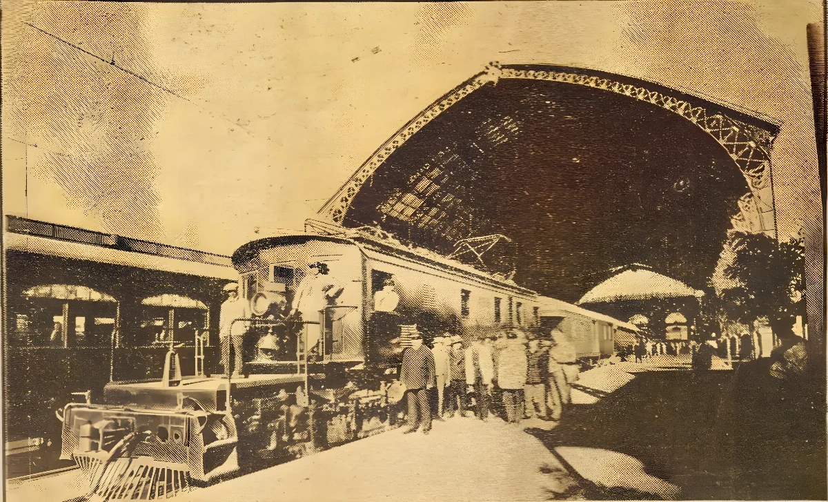 Tren eléctrico en la Estación Mapocho, circa 1929 — aprox. 1929 | Chile de Ayer