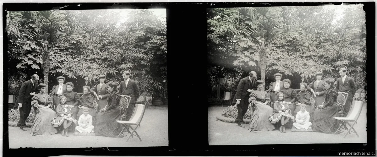 Grupo en el jardín de la familia Pastor y Bort en la casa de calle Vicuña Mackenna, 1906 — 1906 | Chile de Ayer