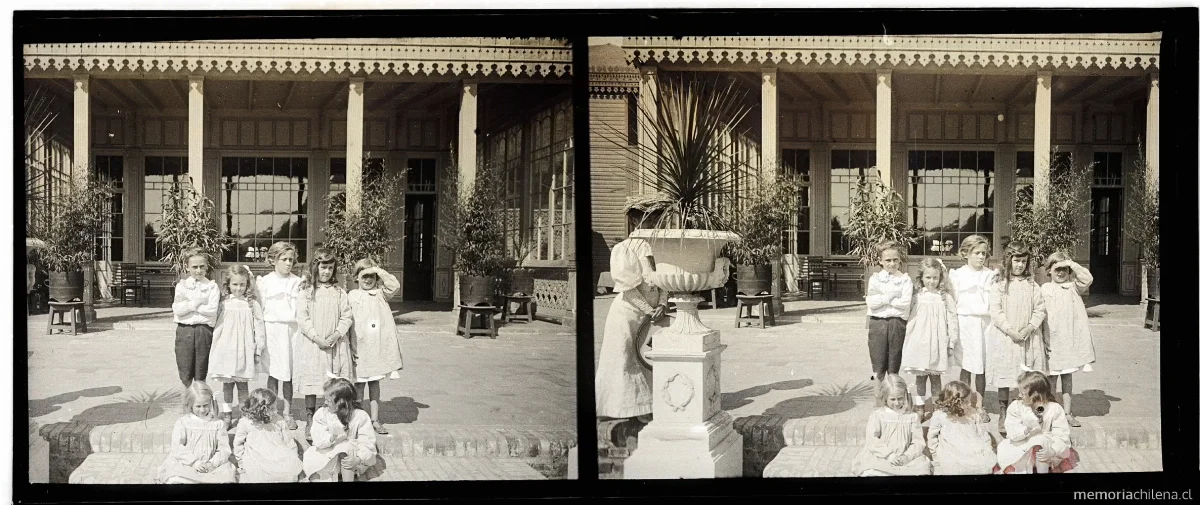 Niños en el patio de un hotel, San Vicente de Talcahuano, 1907 — 1907 | Chile de Ayer
