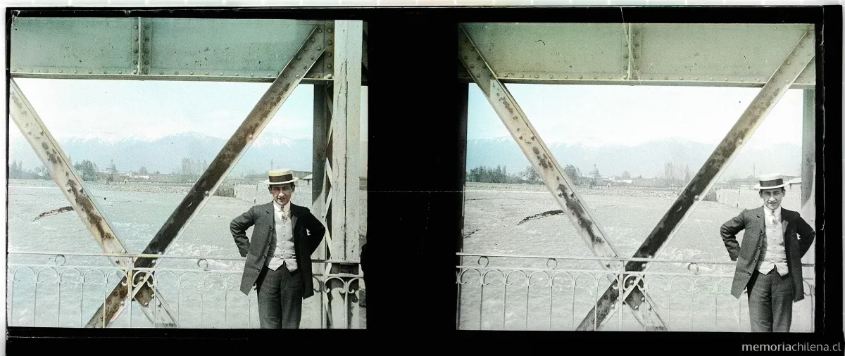 Guillermo Jullian, posa en puente metálico sobre el Río Mapocho en calle Purísima, 1906 — 1906 | Chile de Ayer