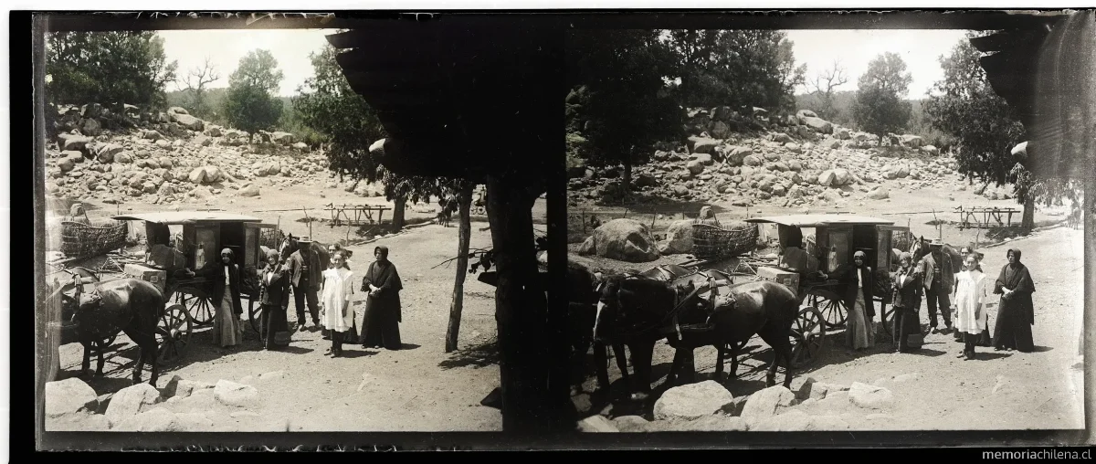 Personas en el camino la Quila junto a carruaje, enero 1912 — 1912 | Chile de Ayer