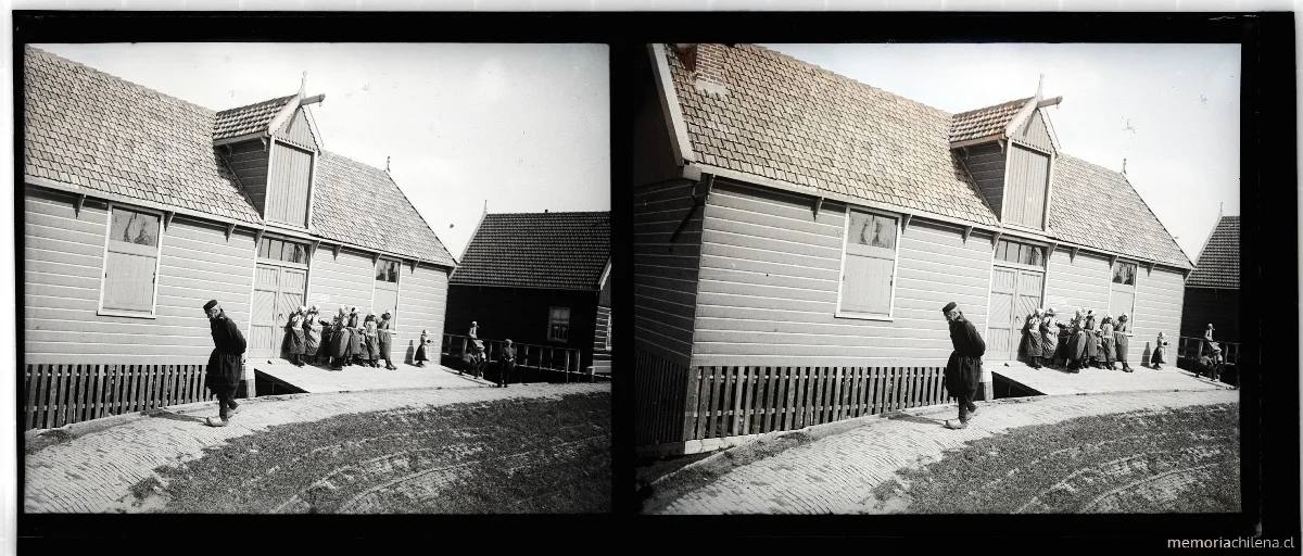Anciano y grupo de niñas, península de Marken, Holanda, 1909 — 1909 | Chile de Ayer