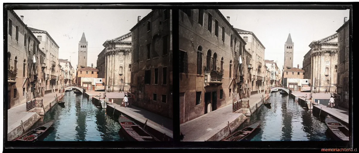 Puente y Canal veneciano con los barcos entre edificios, Italia, mayo 1911 — 1911 | Chile de Ayer