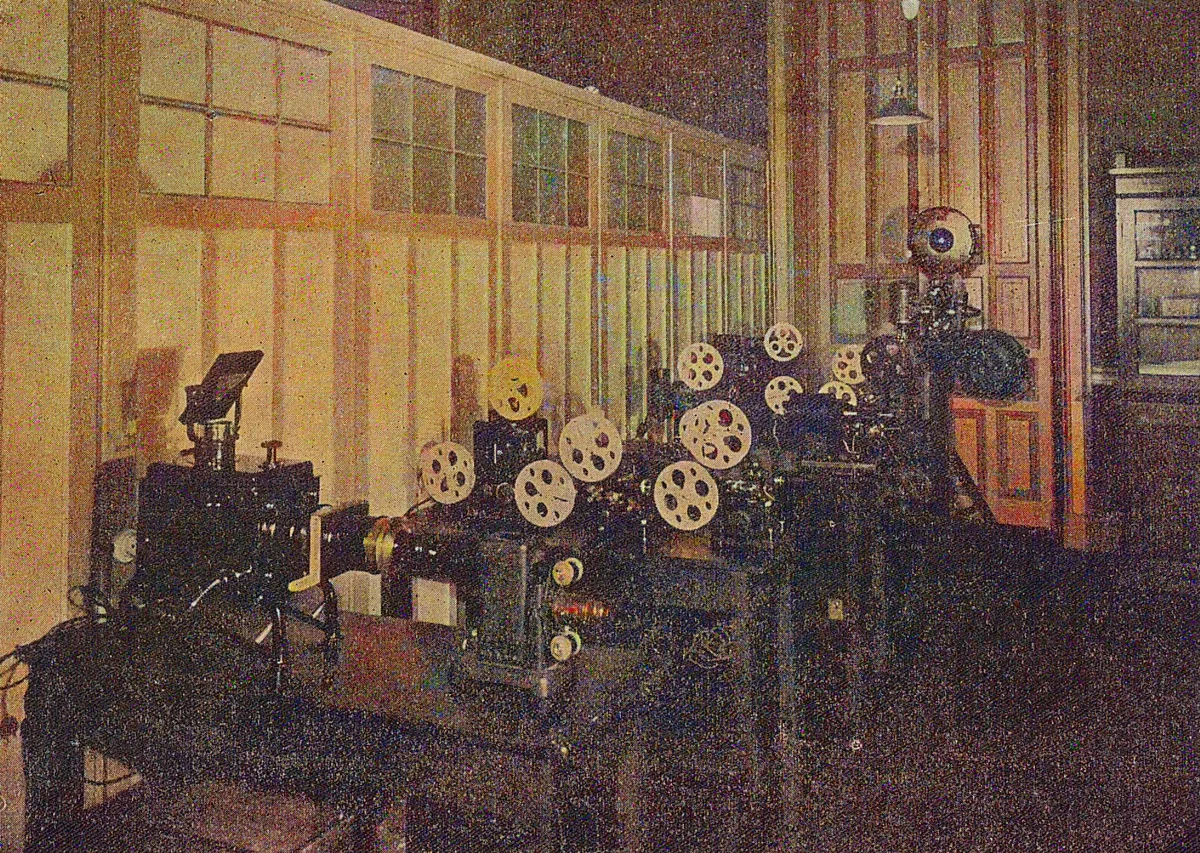 Exposición permanente de aparatos de proyección en el Instituto de Cinematografía Educativa, 1932 — 1932 | Chile de Ayer