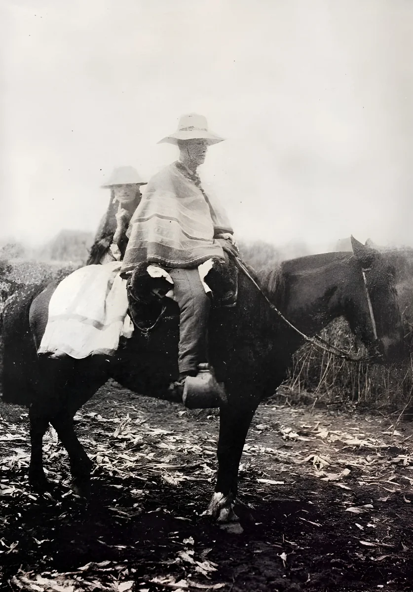 Pareja de campesinos a caballo, hacia 1900 — 1900 | Chile de Ayer