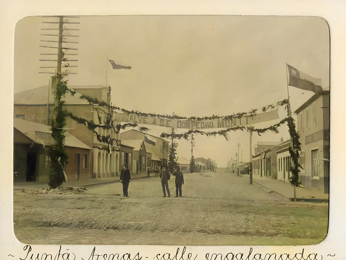 Calle en Punta Arenas, adornada para festejar la visita del presidente Pedro Montt, 1906 — 1906 | Chile de Ayer