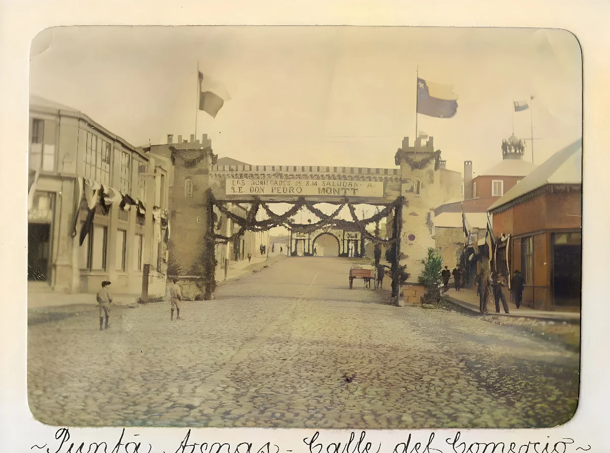 Calle del Comercio en Punta Arenas, adornada para festejar la visita del presidente Pedro Montt, 1907 — 1906 | Chile de Ayer