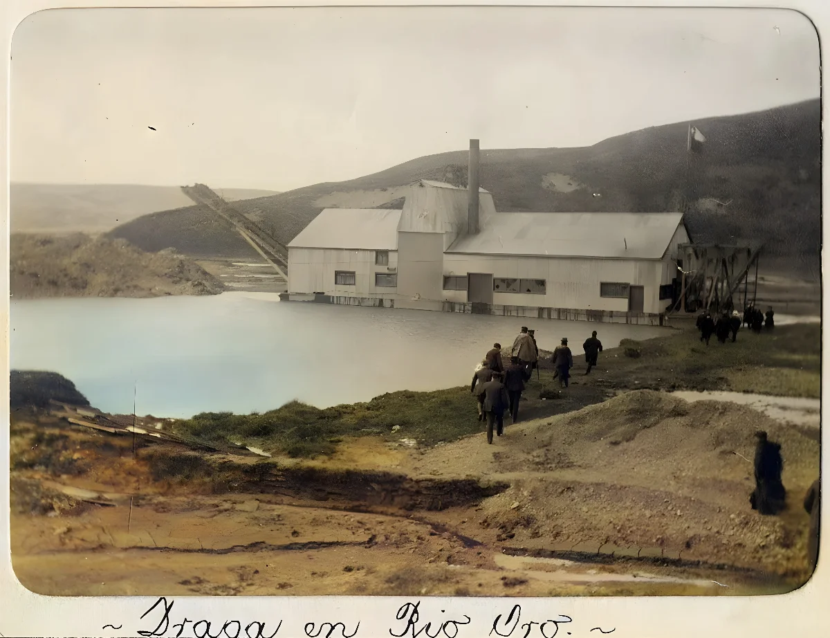 Draga en Río Oro, Tierra del Fuego, 1906 — 1906 | Chile de Ayer