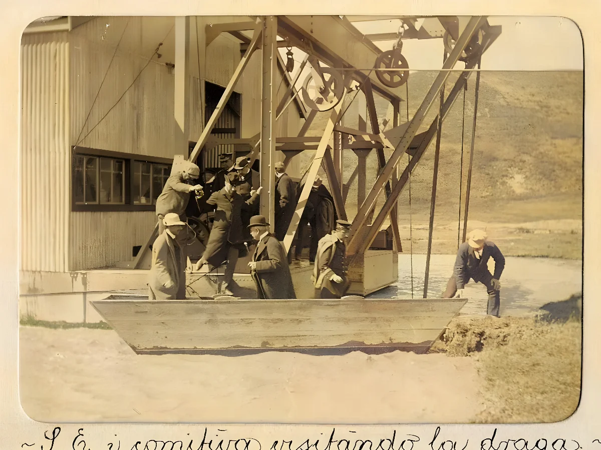Presidente Pedro Montt junto a su comitiva visitando una draga aurífera en Río Oro, Tierra del Fuego, 1906 — 1907 | Chile de Ayer