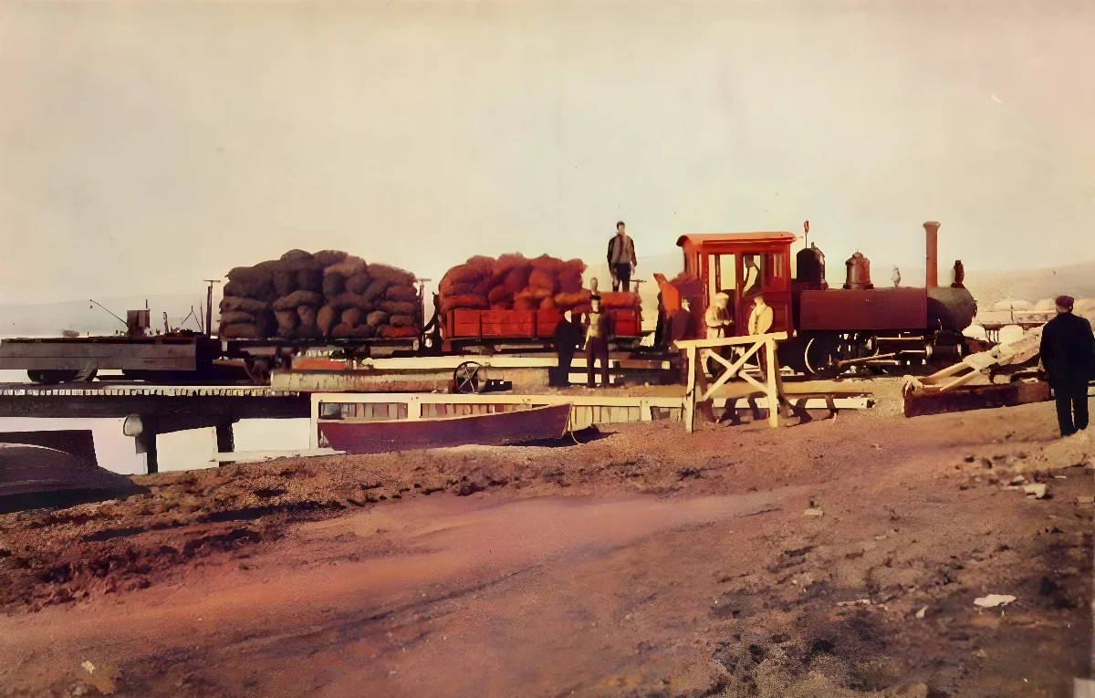 Muelle de exportación y ferrocarril de la mina de carbón Loreto, Magallanes, 1906 — 1906 | Chile de Ayer