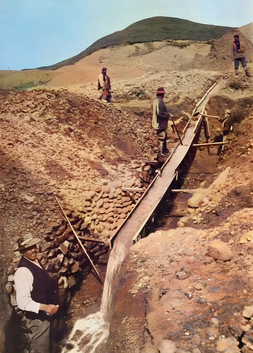 Mineros lavando arenas auríferas en canaleta, Tierra del Fuego, 1906 — 1906 | Chile de Ayer
