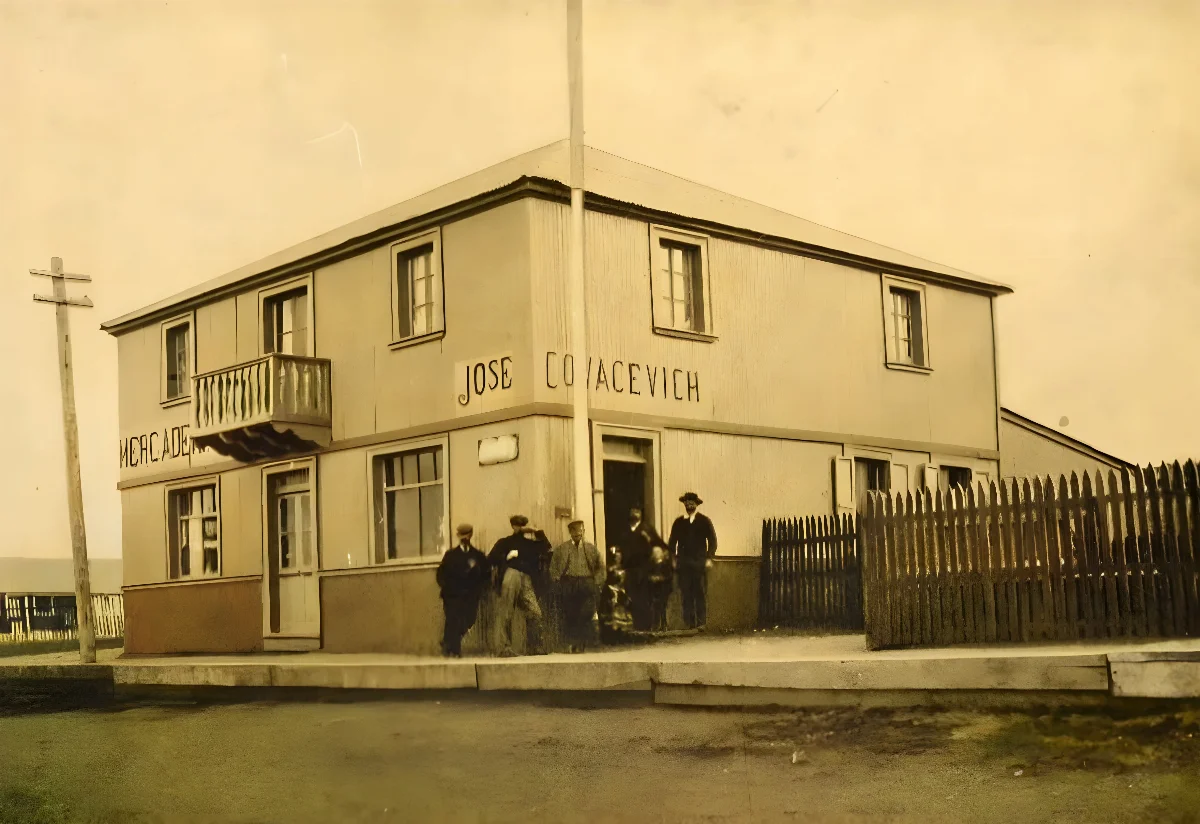 Casa comercial José Cocacevich, Porvenir, Tierra del Fuego, 1906 — 1906 | Chile de Ayer