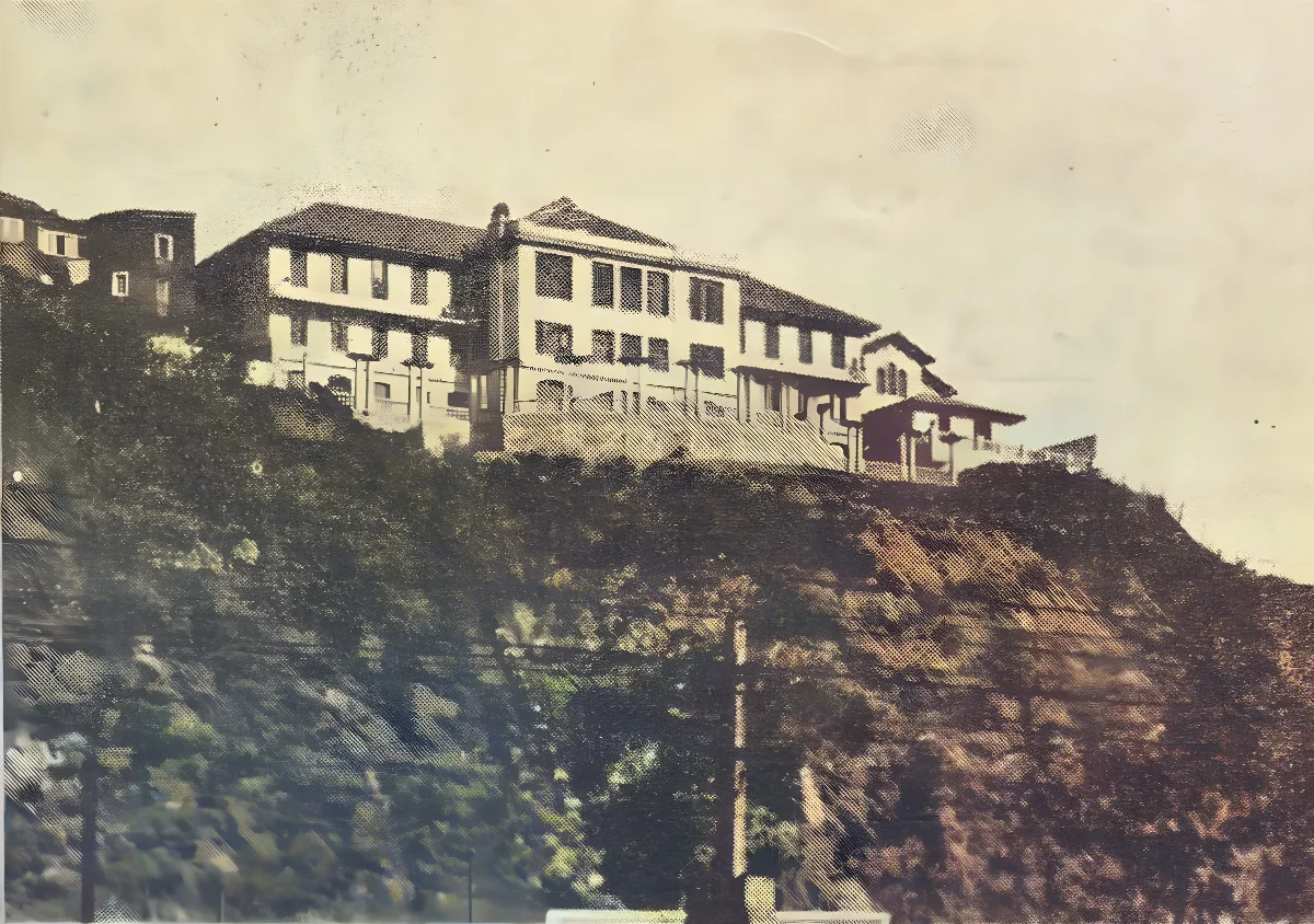 Mansión en cerro con vegetación circundante — aprox. 1929 | Chile de Ayer