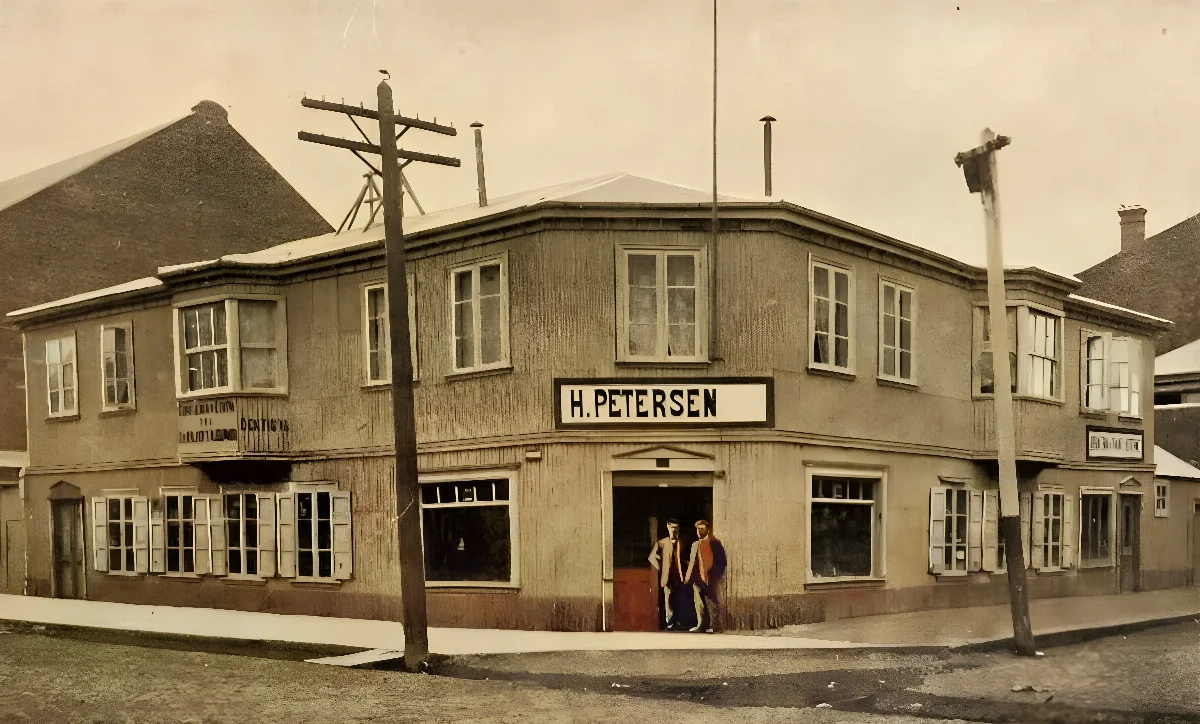 Almacén de ferretería y artículos para buques de H. Petersen, Punta Arenas, 1906 — 1906 | Chile de Ayer