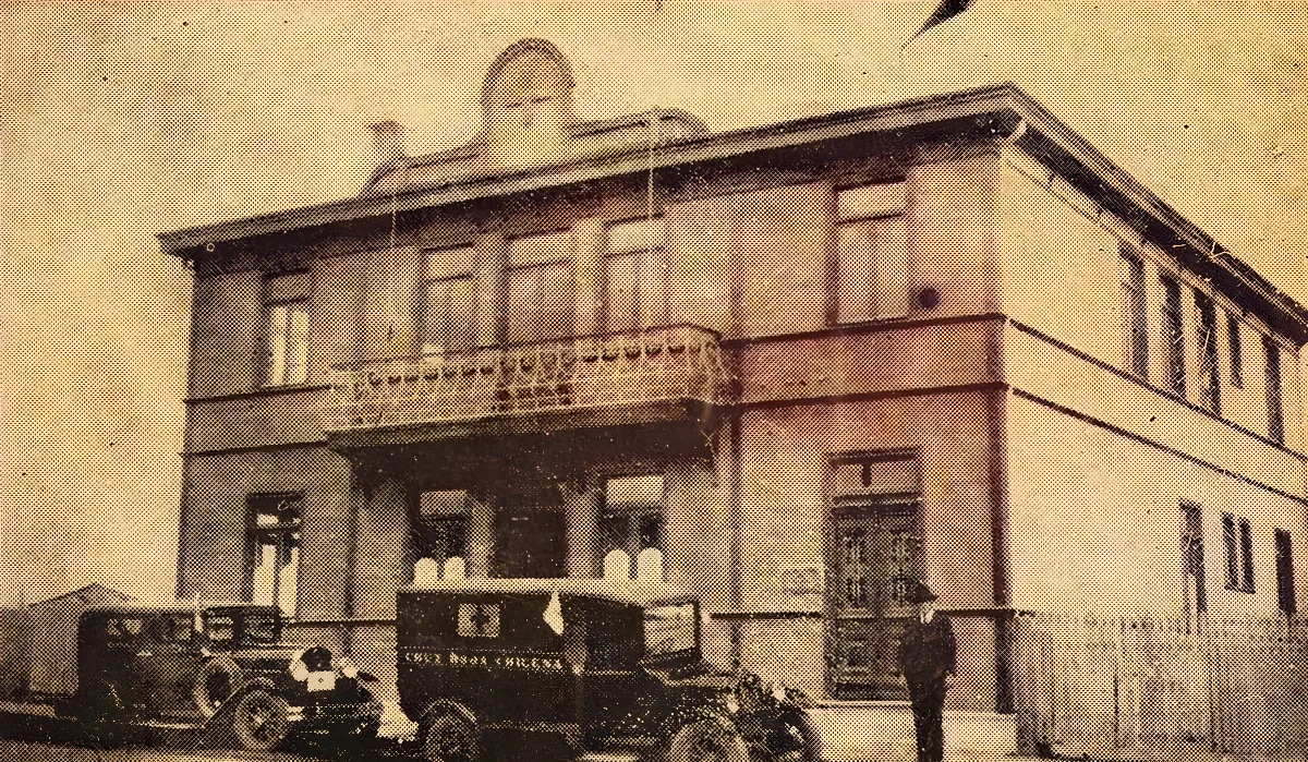 Edificio y ambulancia de la Cruz Roja, Porvenir, Tierra del Fuego, 1934 — 1934 | Chile de Ayer