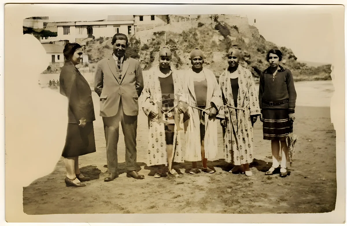 Grupo familiar en el balneario de Pichilemu, 1925 — 1925 | Chile de Ayer