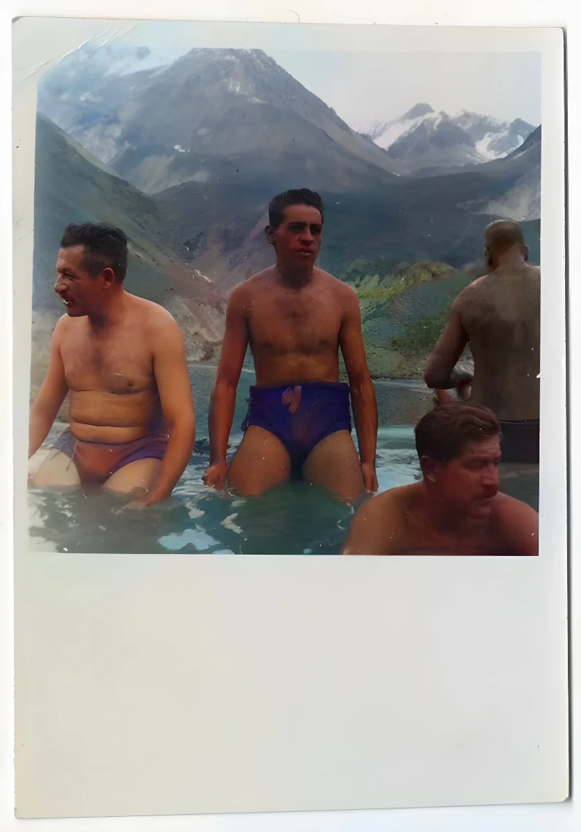 Grupo de hombres en los baños termales Colina, hacia 1945 — 1945 | Chile de Ayer