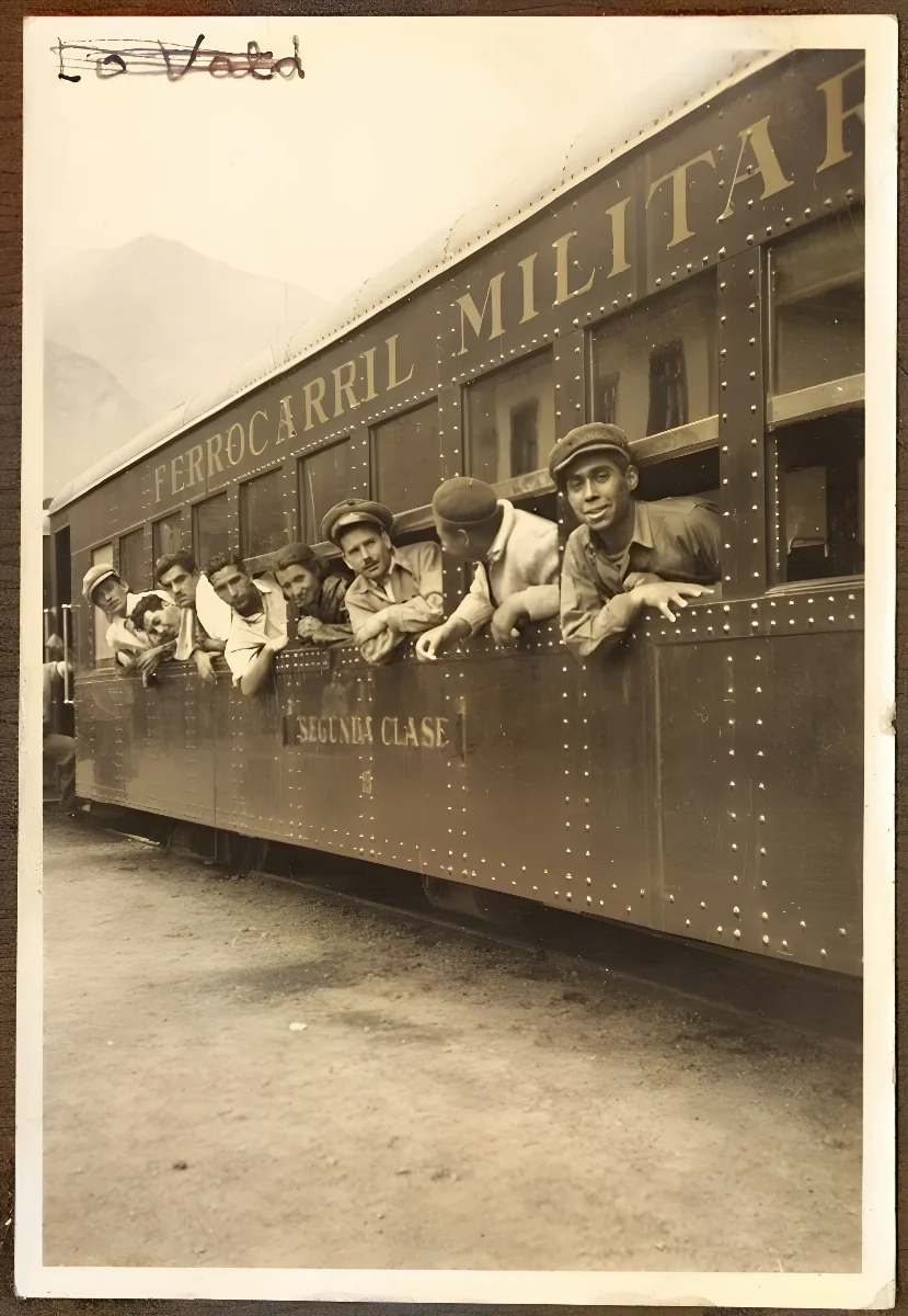 Pasajeros se asoman en las ventanas del Ferrocarril Militar de Puente Alto a El Volcán, hacia 1930 — 1930 | Chile de Ayer