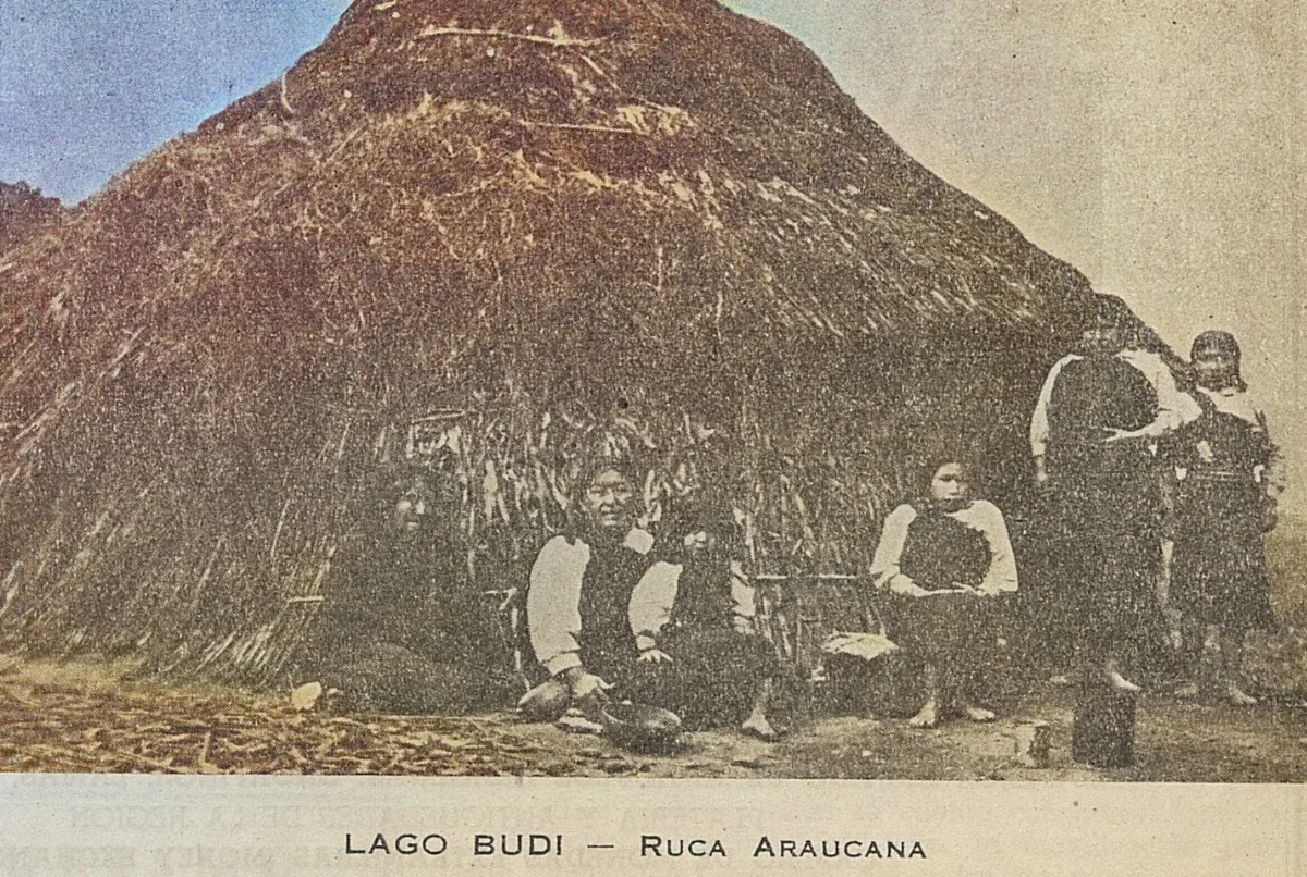 Mujeres mapuche junto a una ruca, Lago Budi, 1940 — 1940 | Chile de Ayer