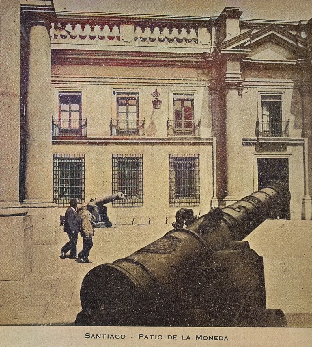 Patio del Palacio de La Moneda, Santiago, 1942 — 1942 | Chile de Ayer