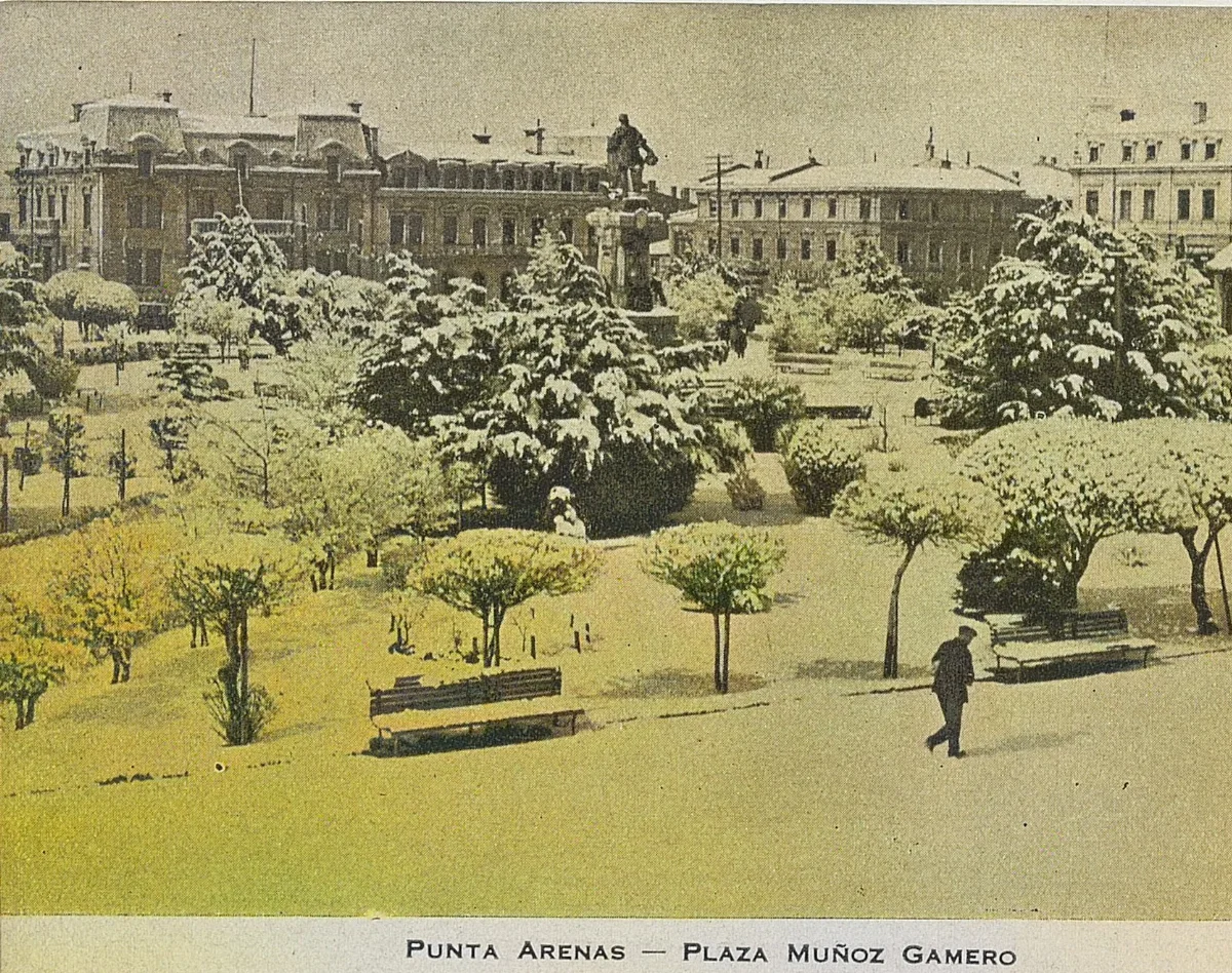 Plaza Muñoz de Gamero, Punta Arenas, 1945 — 1945 | Chile de Ayer