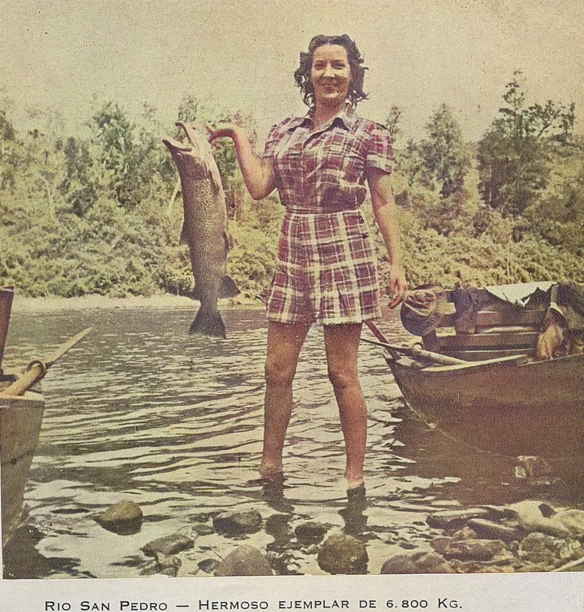 Mujer sosteniendo un pescado en el Río San Pedro, 1948 — 1948 | Chile de Ayer
