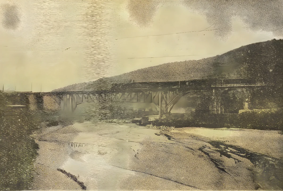 Puente ferroviario sobre río entre cerros, interior de libro (señalización ferroviaria) — aprox. 1929 | Chile de Ayer