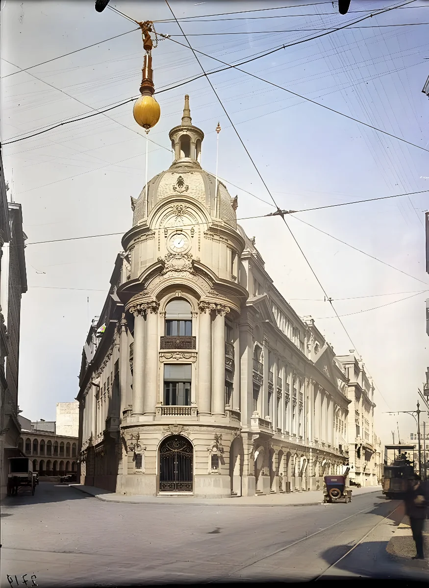 Fachada del edificio de la Bolsa de Comercio de Santiago, 1920 — 1920 | Chile de Ayer
