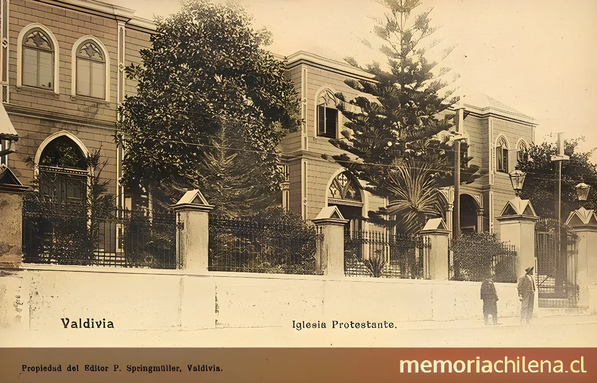Iglesia protestante en Valdivia, 1910 — 1910 | Chile de Ayer