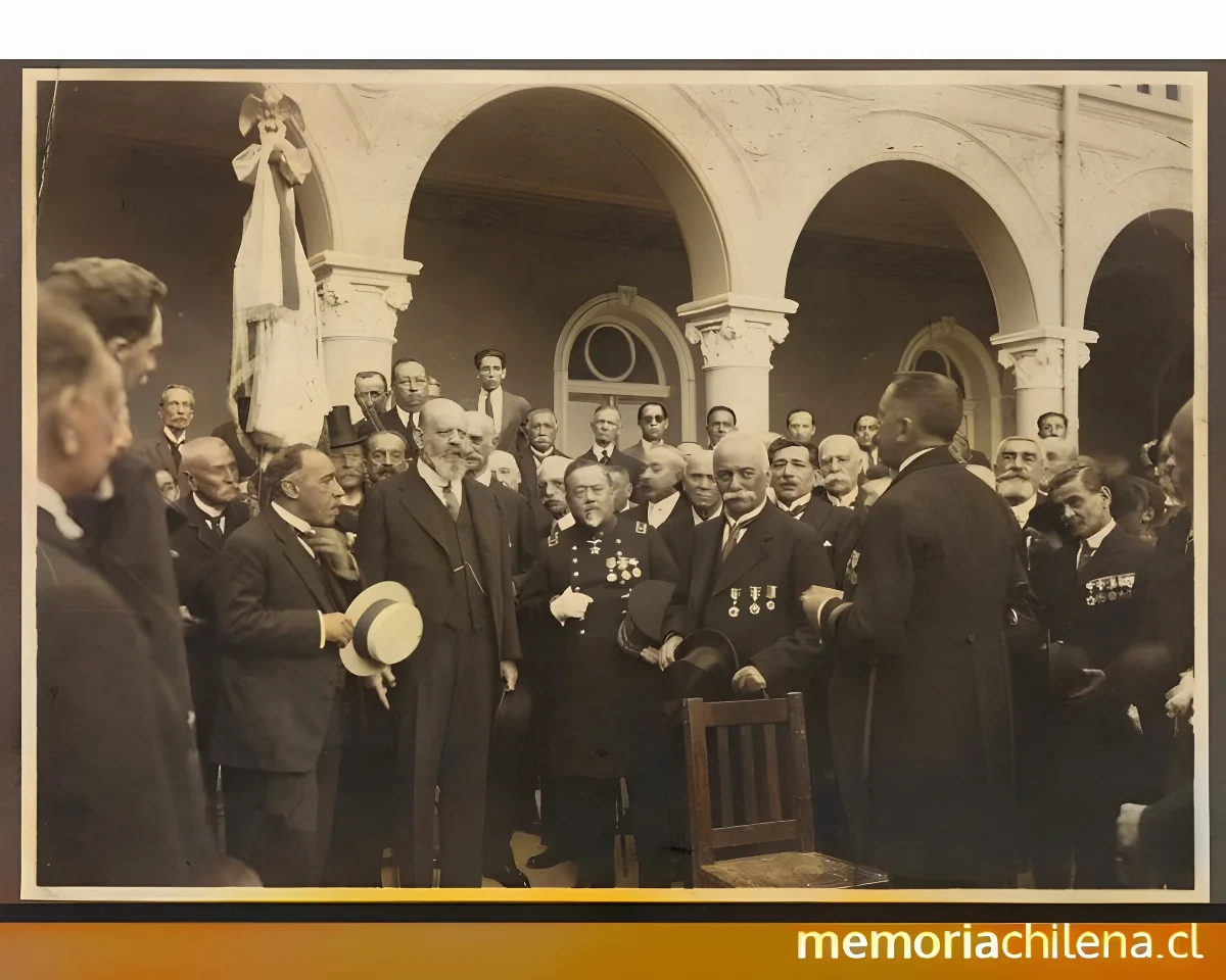 Emiliano Figueroa Larraín en la bendición del estandarte de los veteranos, 1926 — 1926 | Chile de Ayer
