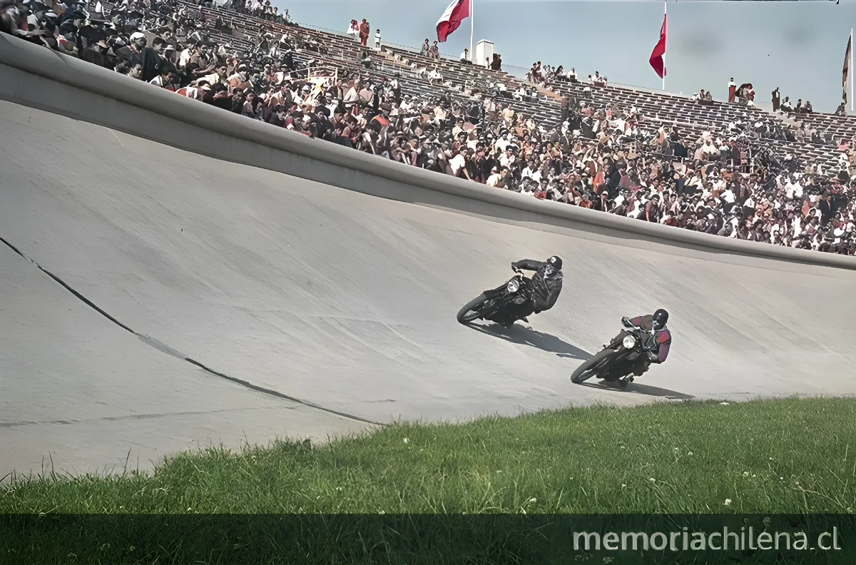 Competencia de motociclismo en el día del Estadio Nacional, 1948 — 1948 | Chile de Ayer