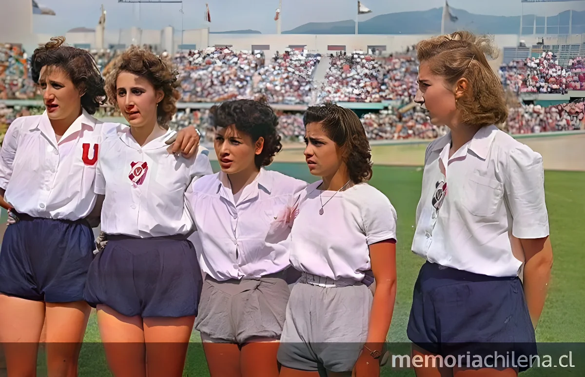 Atletas representando a diferentes clubes deportivos, durante el 8º aniversario del Estadio Nacional, 1946 — 1946 | Chile de Ayer