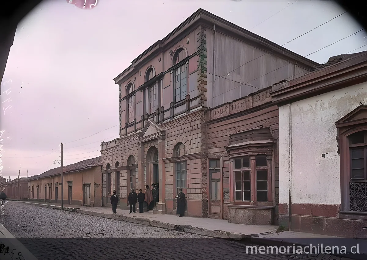 Fachada del edificio del juzgado de Cauquenes, hacia 1930 — 1930 | Chile de Ayer