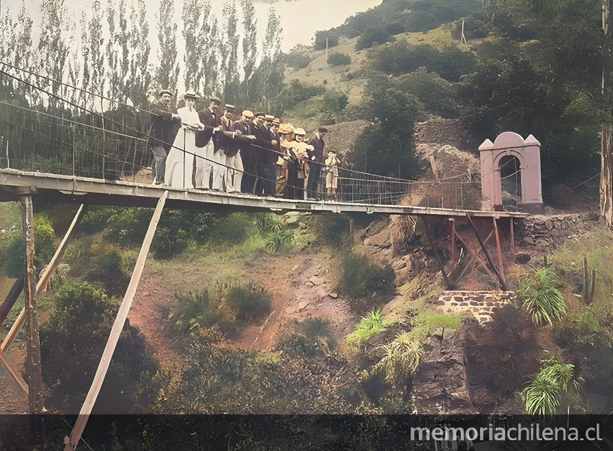 Familia Claude sobre un puente colgante en Termas de Cauquenes, hacia 1920 — 1920 | Chile de Ayer