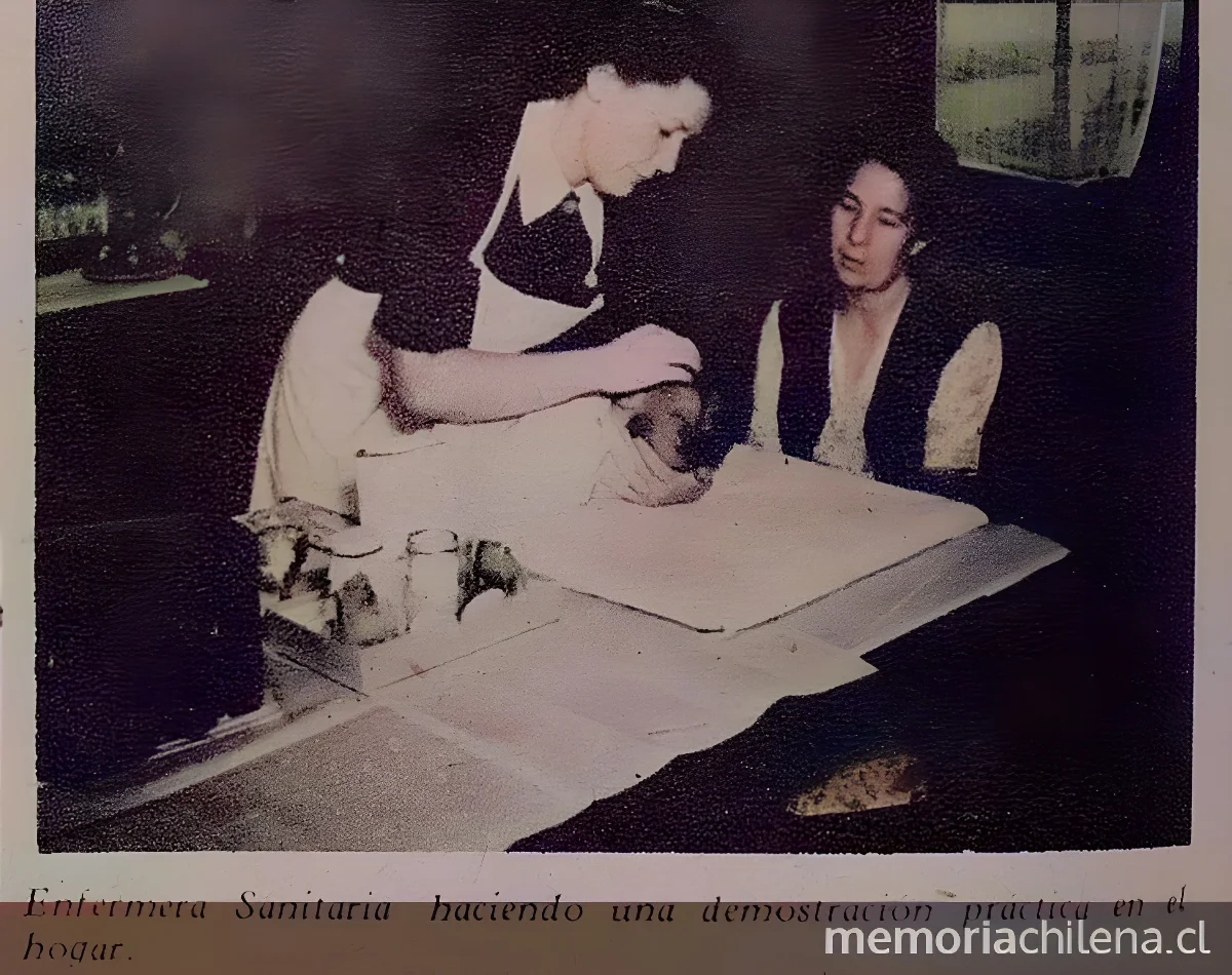 Enfermera sanitaria haciendo demostración práctica en un hogar, 1948 — 1948 | Chile de Ayer