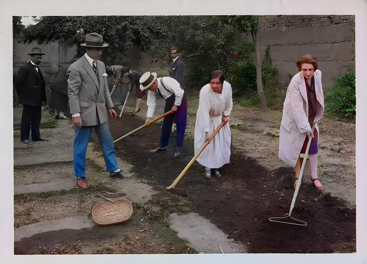 Labores agrícolas en escuela normal de San Bernardo, hacia 1930 — 1930 | Chile de Ayer