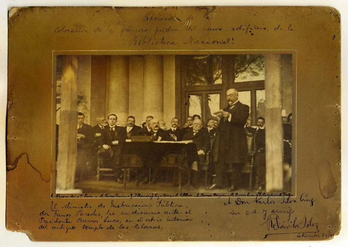 El Ministro de Instrucción Pública, don Fanor Paredes, lee su discurso ante el Presidente Barros Luco, en el atrio interior del antiguo Templo de Las Claras — 1913 | Chile de Ayer